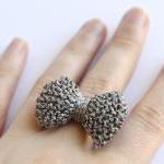 Bow ring knitted in gun met..