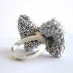 Bow ring knitted in gun met..