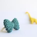Bow ring knitted in turquoi..